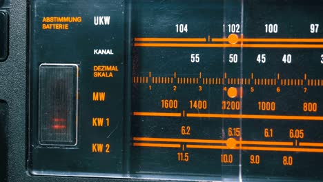 afinación de la frecuencia de marcado de radio analógica en la escala del receptor vintage