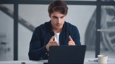 hombre de negocios serio hablando en videoconferencia. hombre enfocado explicando el proyecto
