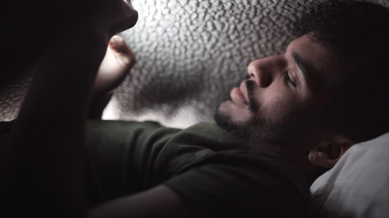 mensajes de texto hispanos insomnes de piel marrón debajo de la sábana