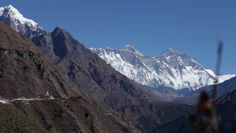 滑翔揭示dingboche雕像珠穆朗玛峰和lhotse