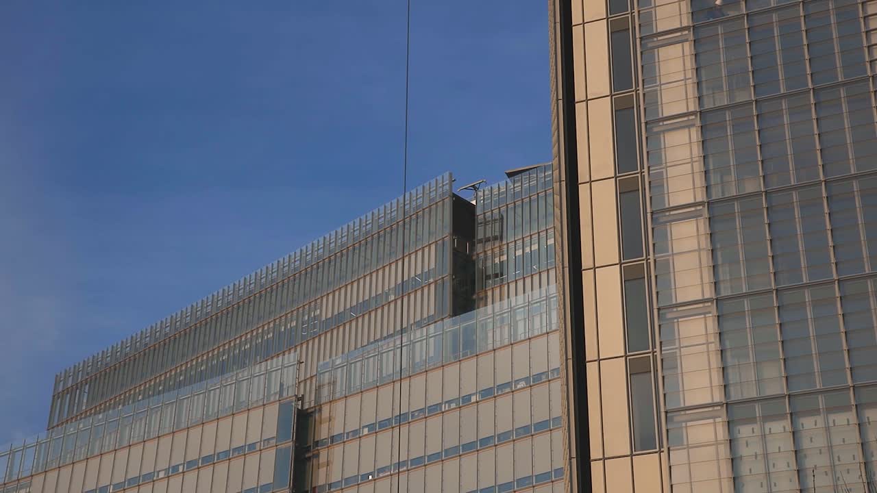 Vista panorâmica aproximada de bancos de escritórios inteligentes, arranha-céus e edifícios irreconhecíveis em Londres