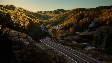 Vista-Panorámica-Aérea-Del-Paisaje-De-Una-Carretera-Escénica-En-Las-Montañas-Canadienses