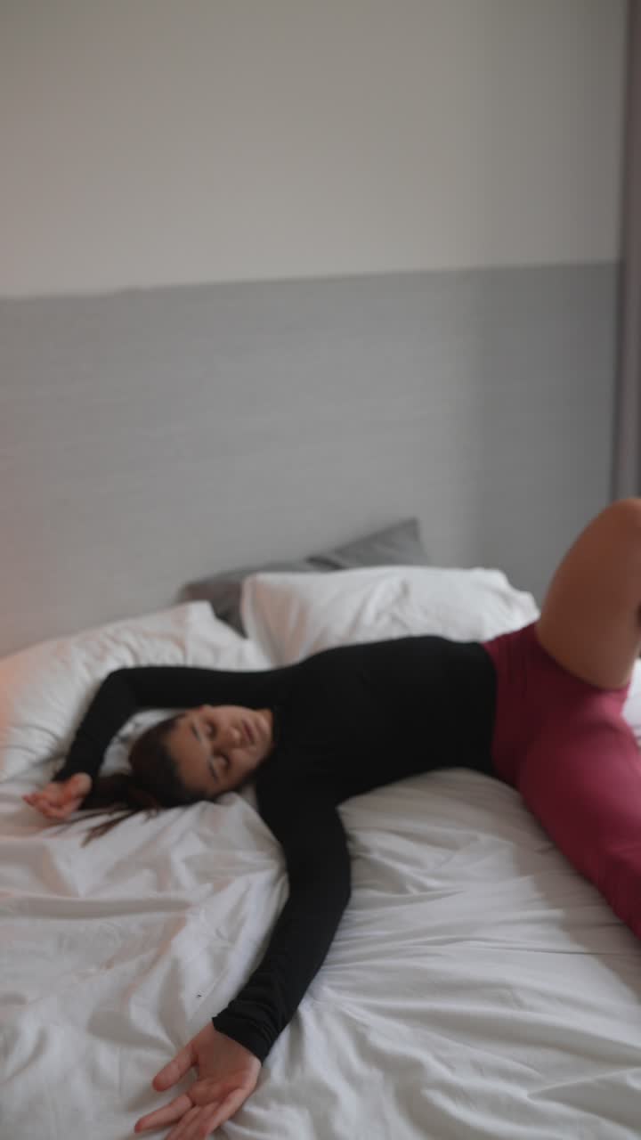 Mulher relaxando em uma cama
