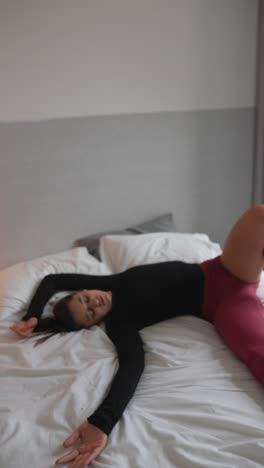 mujer relajándose en una cama