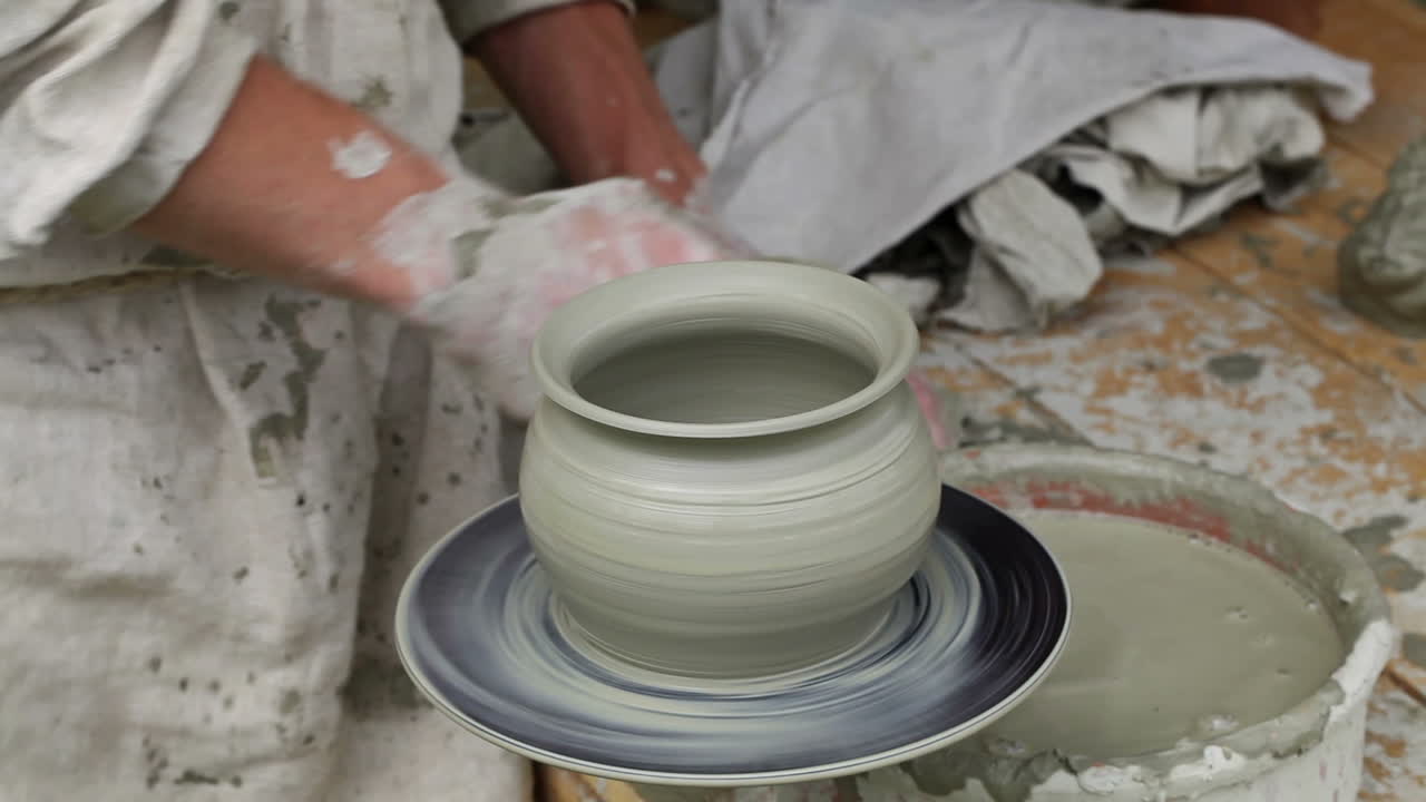 부분 v 도자기의 손