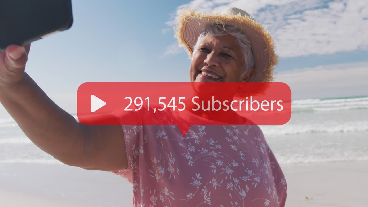 animación del icono de los medios sobre una feliz mujer afroamericana de alto nivel tomando una selfie