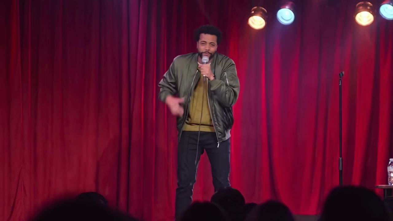 Comico energico che si esibisce in uno spettacolo di stand-up comedy dal vivo sul palco