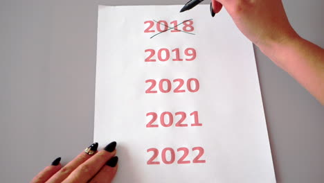 Tachando-Los-Años,-Marcando-El-Próximo-Próximo-Año-Nuevo-2020