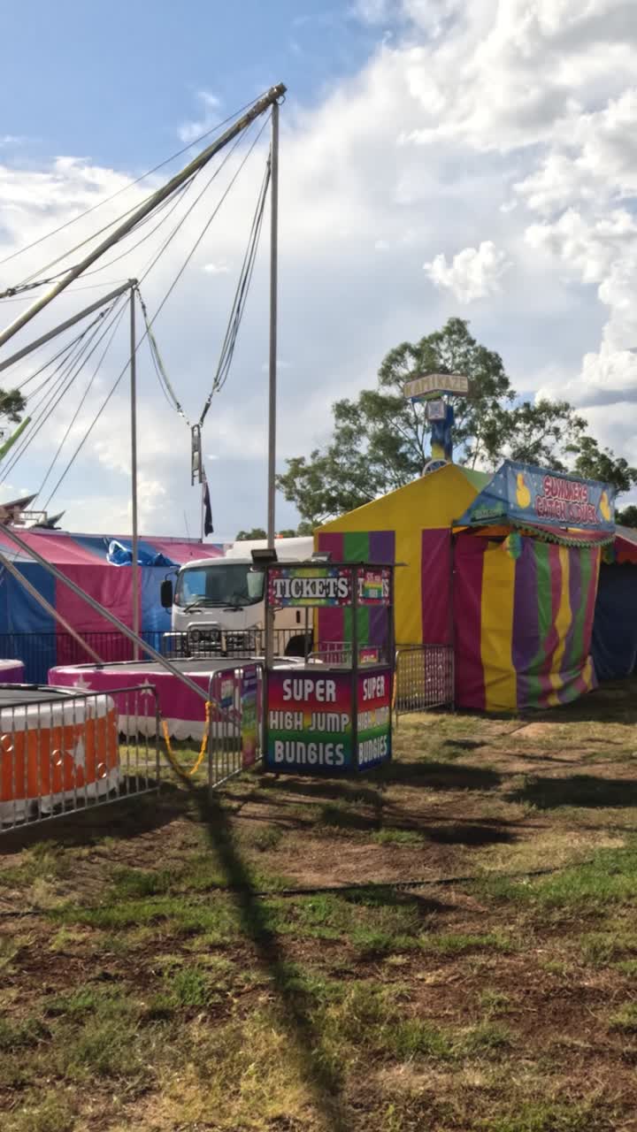 el establecimiento de un colorido paseo de carnaval en movimiento rápido