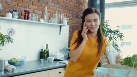 mujer desempaquetando bolsas de compras en la cocina