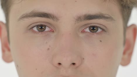 cerca de los ojos parpadeantes de un joven