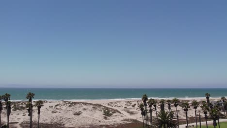 Der-Strand-Und-Die-Eigentumswohnungen-Am-Strand-Von-Oxnard-Shores-In-Ventura,-Kalifornien-–-Wunderschöne-Drohnenaufnahmen-Eines-Sonnigen-Tages-Und-Des-Pazifischen-Ozeans