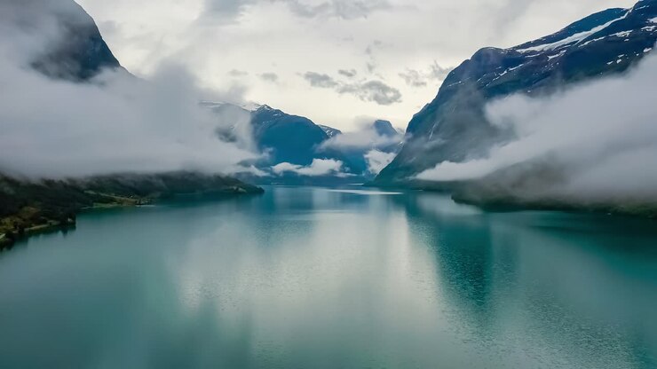 Magnifica natura, paesaggio naturale della Norvegia, lago Lovatnet che vola sopra le nuvole