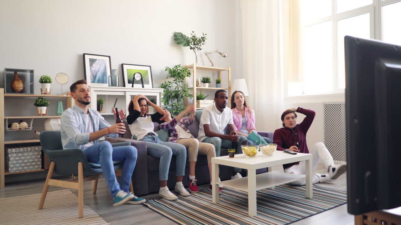amigos viendo la tele