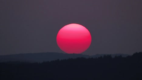 puesta de sol cerca con la superficie roja del sol