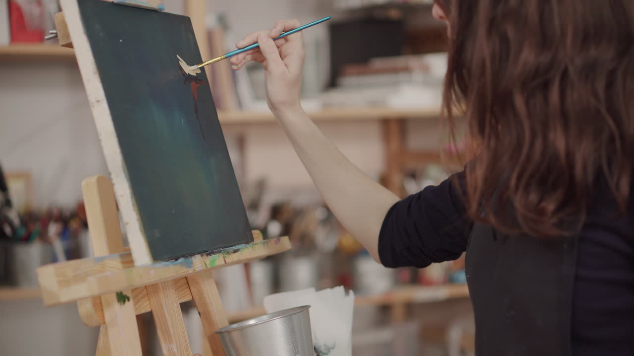 미술 스튜디오 에서 그림 을 그리는 여자