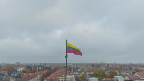 vista aérea: la bandera del estado de lituania ondea en el mástil