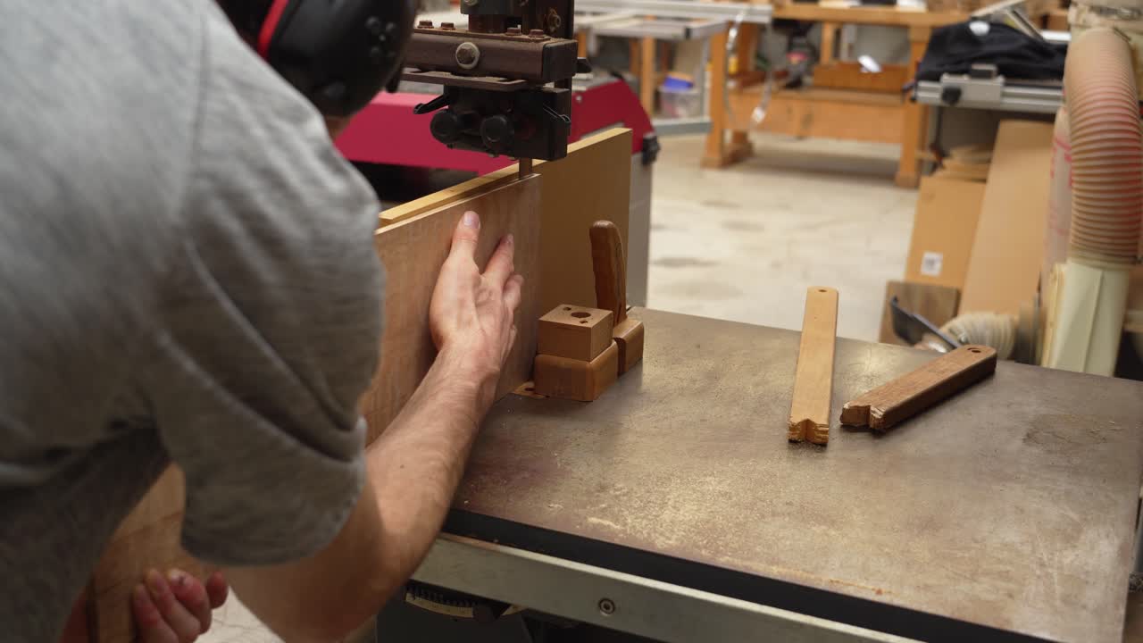 reaserrando madera de arce en una máquina de sierra de cinta