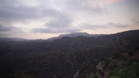 Atemberaubende-Aussicht-Auf-Den-Sonnenuntergang-Von-Den-Bergen