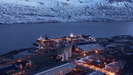 Barcos-Anclados-En-El-Puerto-Que-Entregan-Metal-De-Aluminio-A-Las-Instalaciones-De-Fundición,-Islandia