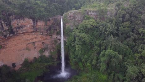 vista aérea de camiones: impresionante acantilado de lone creek falls en sudáfrica