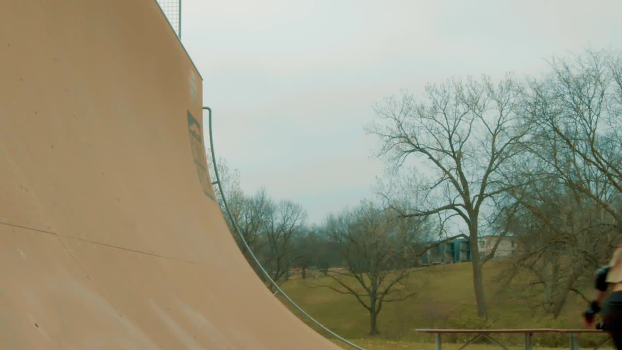 el entusiasta del patinaje disfruta del corey lawrence halfpipe, también conocido como la rampa vert, en lawrence, ks.