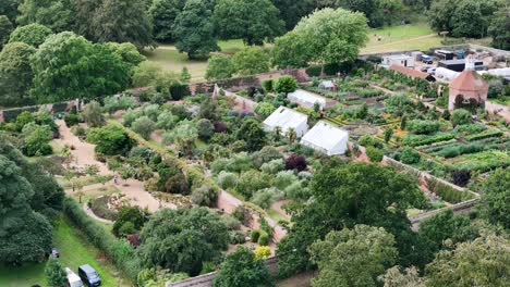 National-Trust-Felbrigg-Hall,-Jardines-Amurallados,-Drone,-Antena