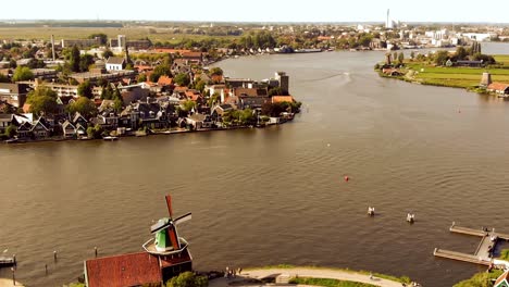 Sobrevuelo-Del-Río-Zaan-Desde-Zaanse-Schans-Hasta-La-Ciudad-De-Zaandijk,-Países-Bajos---Antena