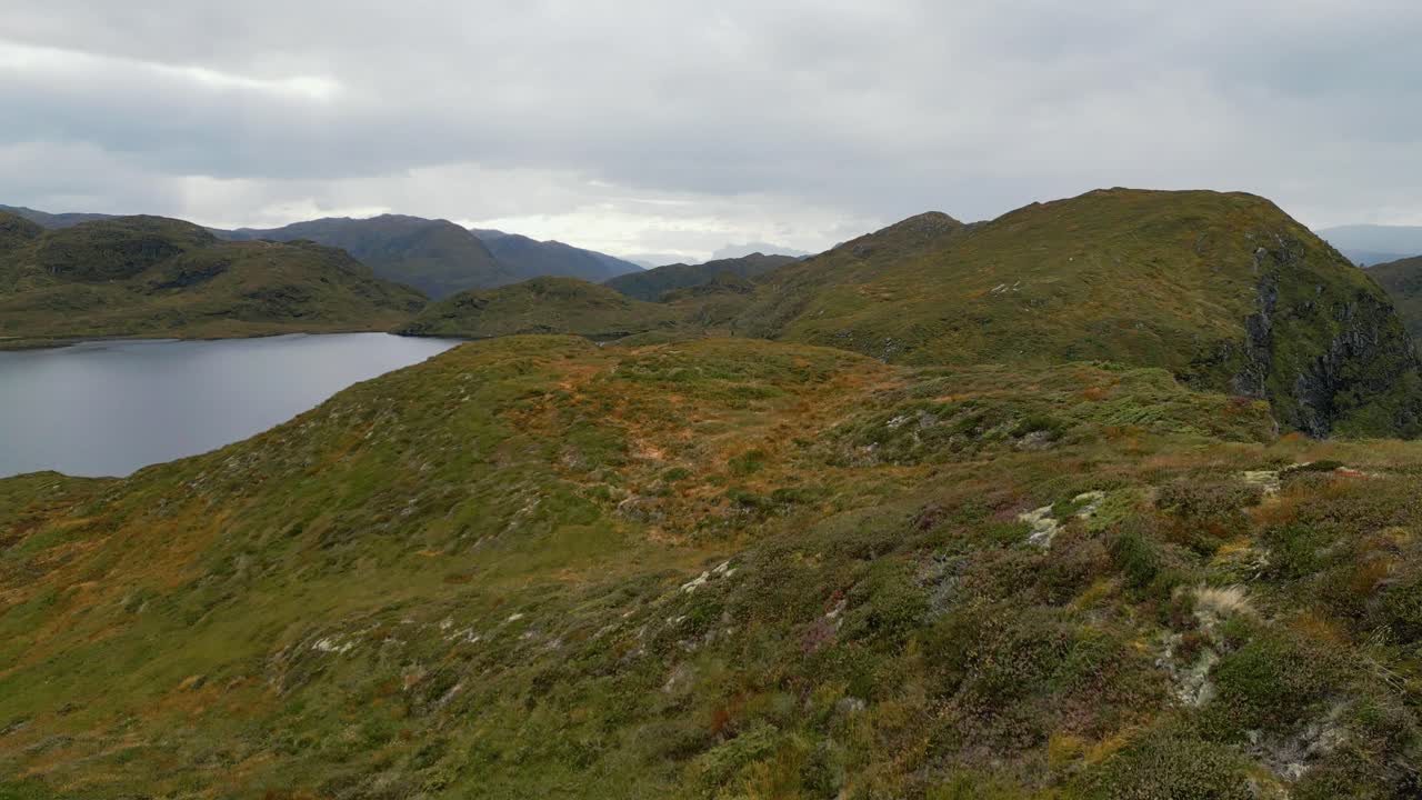 노르웨이 의 바닐벤 시 근처 에 있는 험준 한 언덕 과 호수 들 위 에 있는 공중