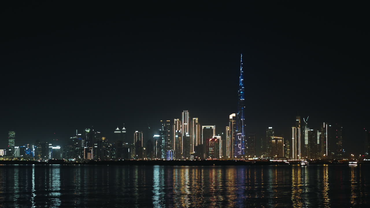 Incredibile skyline di Dubai di notte: grattacieli, hotel di lusso, architettura futuristica e dinamica