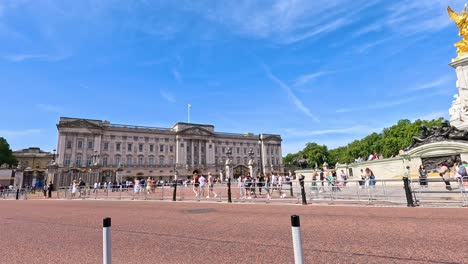 tourists at buckingham palace and victoria memorial