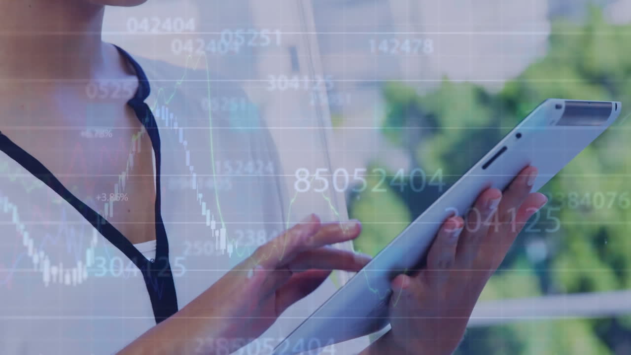 animazione dell'elaborazione dei dati del mercato azionario su una donna d'affari biraciale che usa un tablet in ufficio