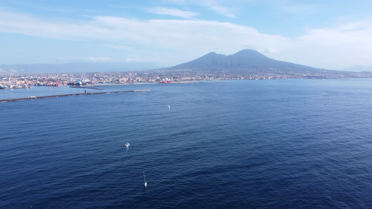 나폴리 해안의 공중 기울기, 배경에 베수비우스 산, 이탈리아