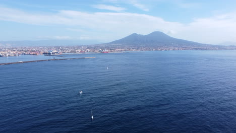 Inclinación-Aérea-De-La-Costa-De-Nápoles,-El-Monte-Vesubio-En-El-Fondo,-Italia