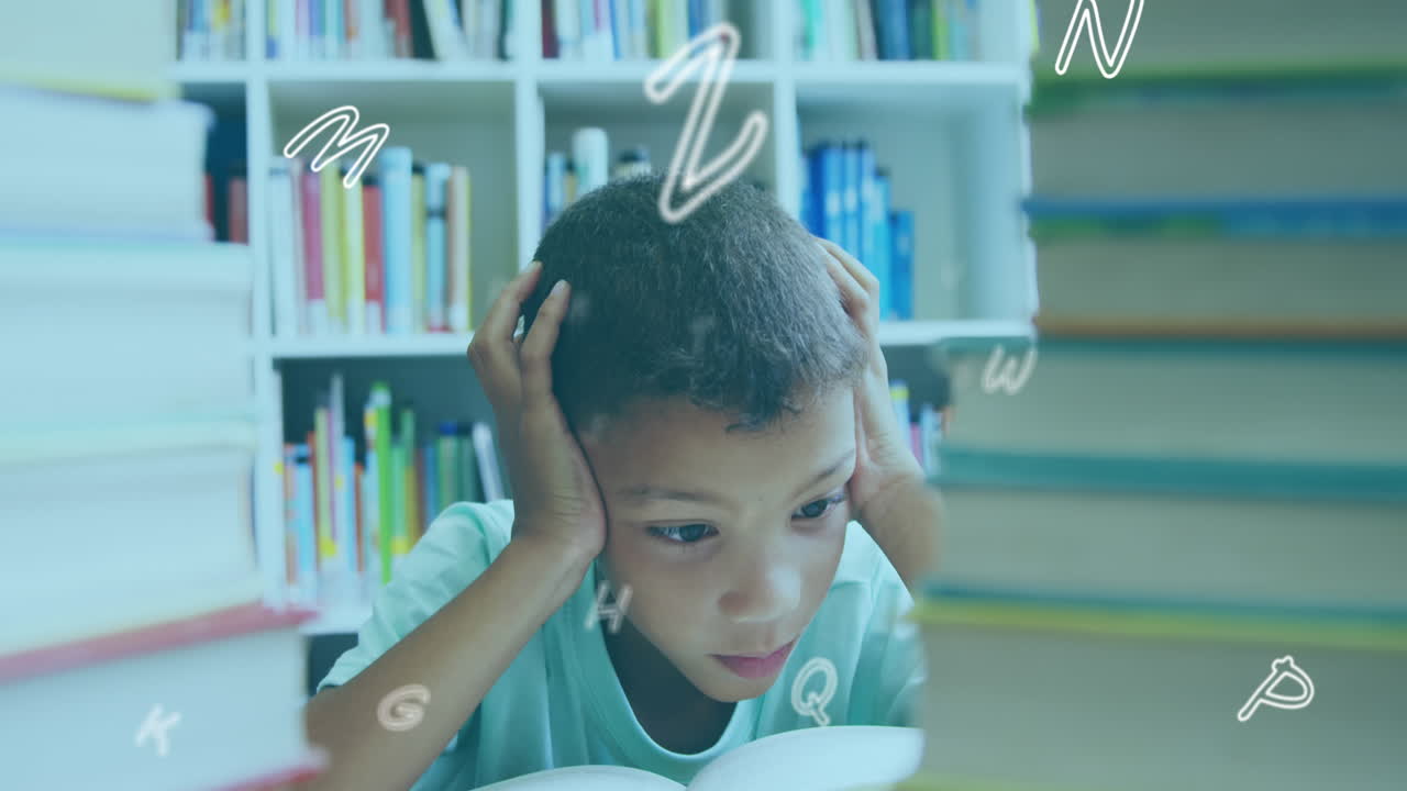 Composizione digitale di lettere dell'alfabeto multiple che fluttuano sullo sfondo di un ragazzo che si copre le orecchie in biblioteca.