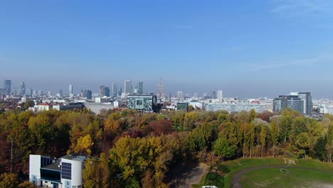 Warschaus-Touristische-Hotspots-Wie-Die-Warschauer-Altstadt,-Die-Skyline-Und-Der-Palast-Der-Wissenschaft-Und-Kultur,-Luftaufnahmen-Vom-Stadion-Politechniki-Warszawskiej-Syrenka