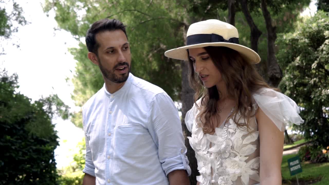 Una pareja caminando en un parque.