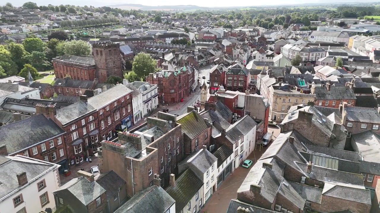 Penrith Cumbrian kaupunki Englannissa, drone-ilmakuva vetäytyy taaksepäin paljastaen maiseman