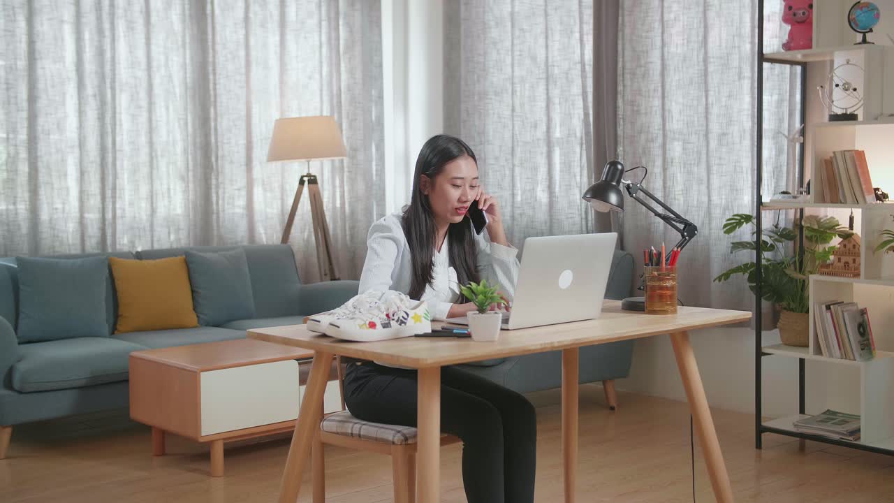 家から働く女性