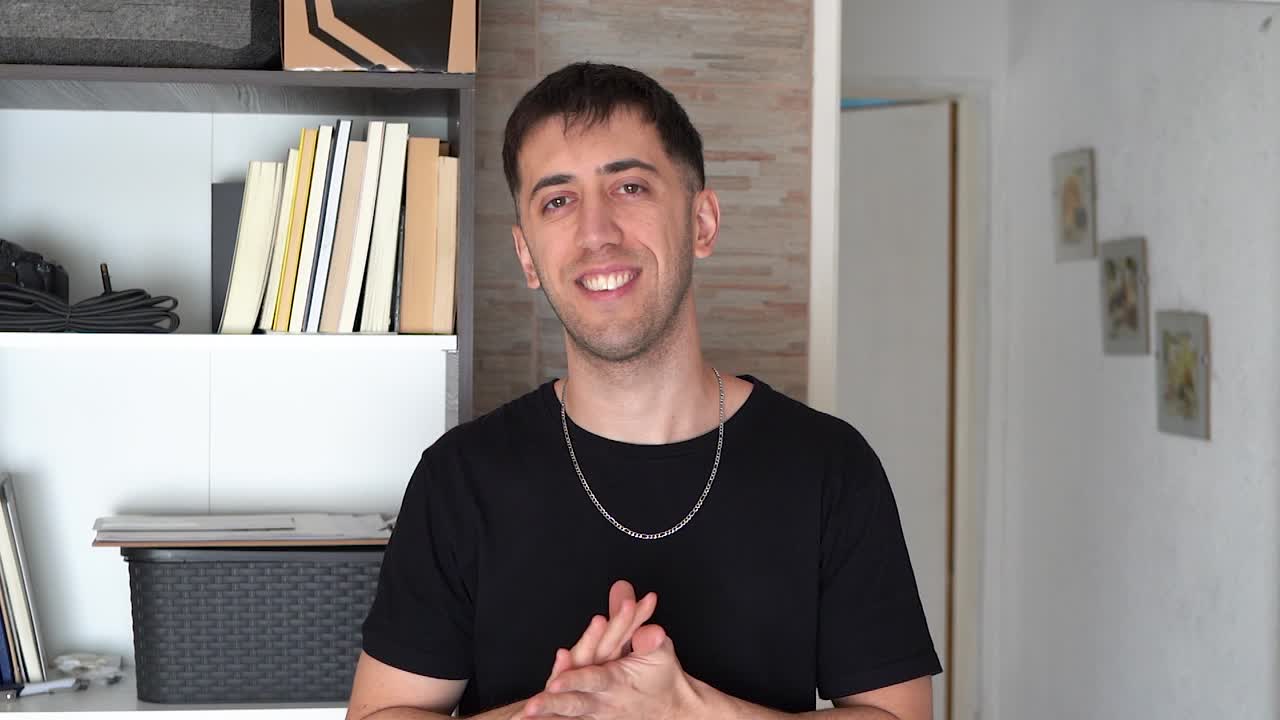 sintiéndose muy bien con la vida ahora mismo mientras el joven muestra su felicidad