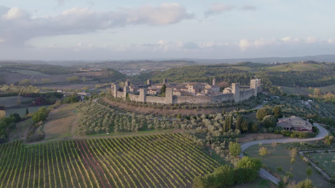 Tramonto sulla fortezza di Monteriggioni nella campagna toscana, Italia