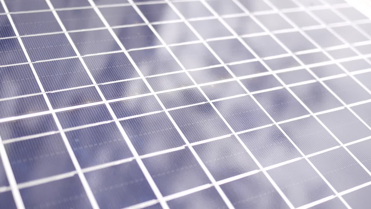 지붕 위 에 있는 태양광 패널