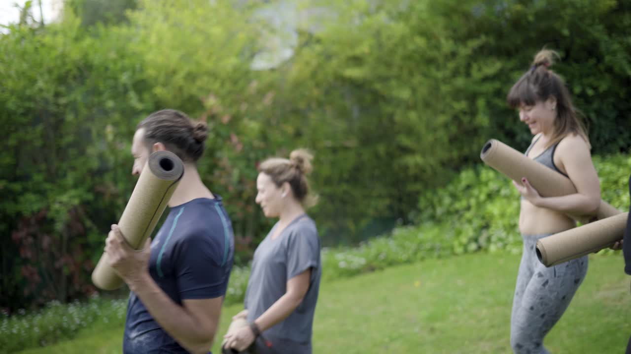 공원 에서 요가 매트 를 가진 행복 한 스포츠 사람 들