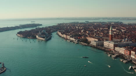 Absteigende-Drohne-Schoss-über-Die-Lagune-Von-Venedig,-Den-Markusplatz-Und-Die-Basilika-Santa-Maria