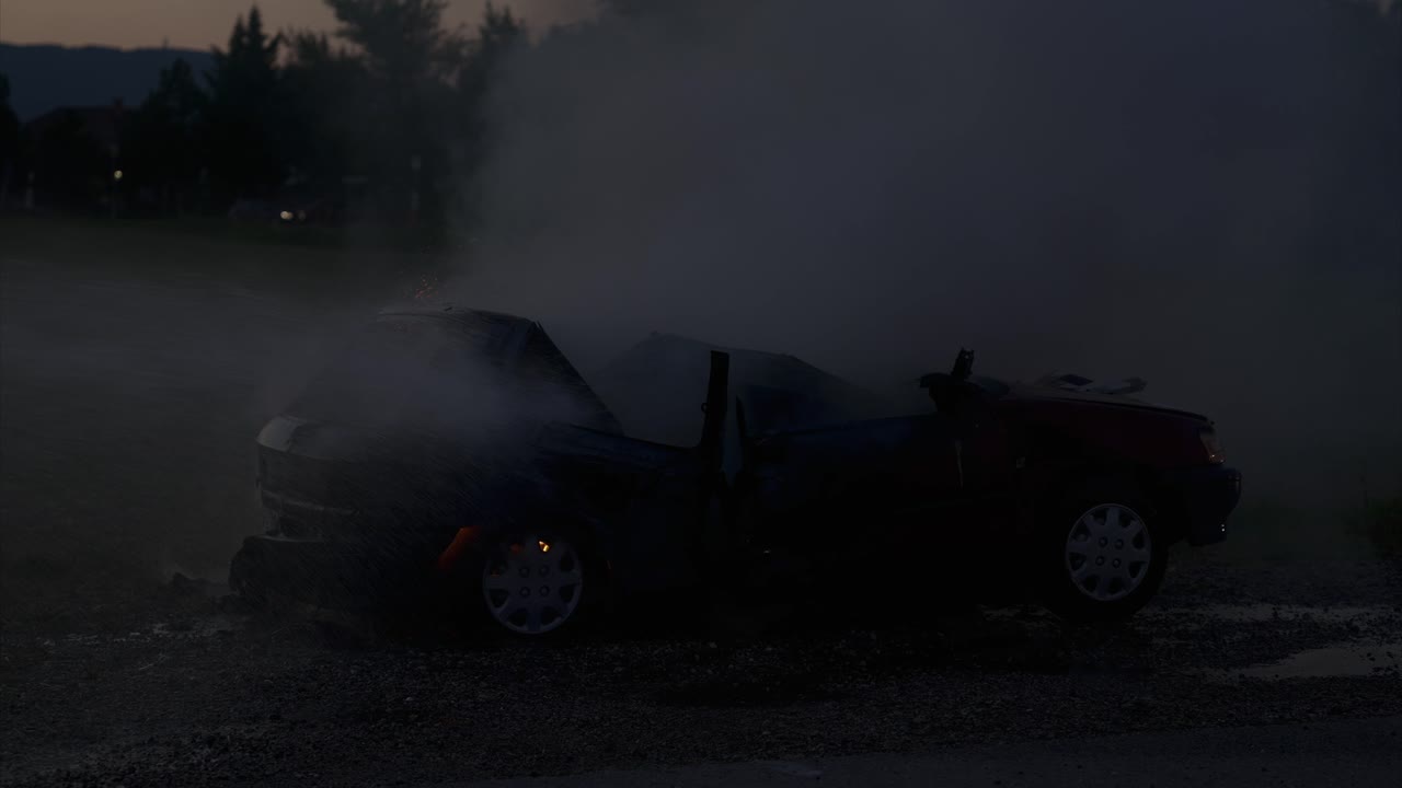 Brennendes Auto in den Abendstunden wurde schon fast vollständig mit Wasser gelöscht