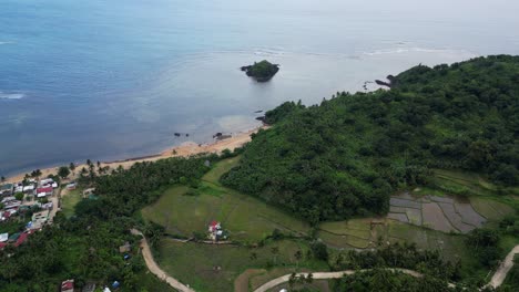 paisaje natural de un pequeño pueblo y exuberante vegetación cerca del mar en baras, catanduanes en filipinas