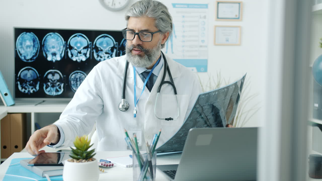 Medico che esamina immagini mediche
