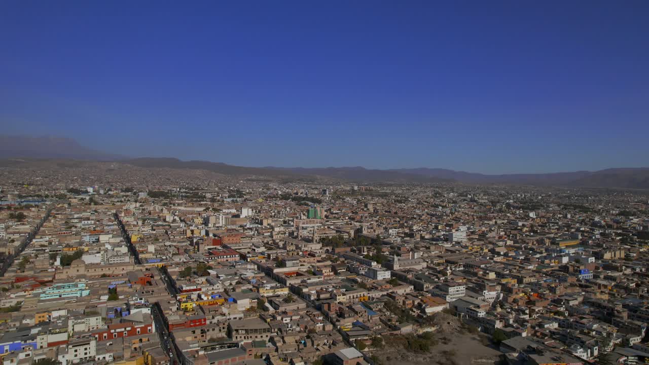 Vista aerea di un ampio paesaggio urbano con montagne sullo sfondo