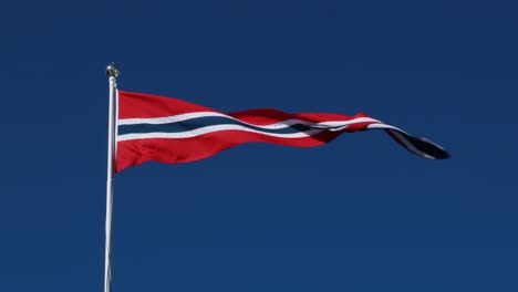 Bandera-Del-Banderín-De-Noruega-Ondeando-En-El-Viento-Contra-El-Cielo-Azul-Profundo.