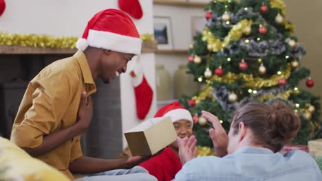 Fröhliche,-Vielfältige-Gruppe-Von-Freunden,-Die-Zur-Weihnachtszeit-Geschenke-Teilen